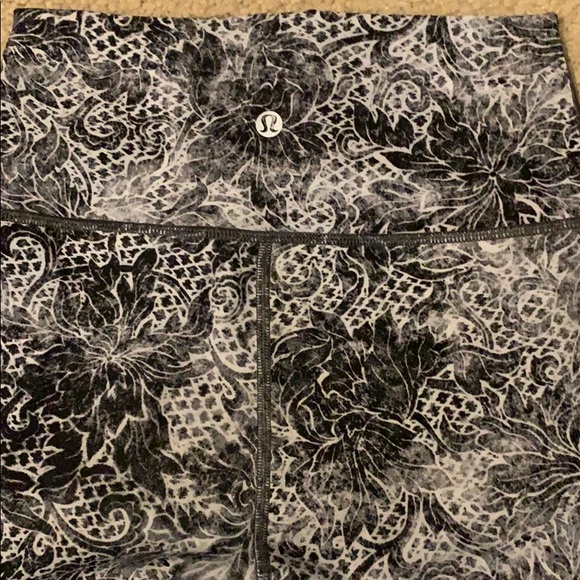 Lululemon workout leggings size 4 - Picture 2 of 3